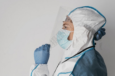 实验室身穿防护服的侧观医生健康病人图片