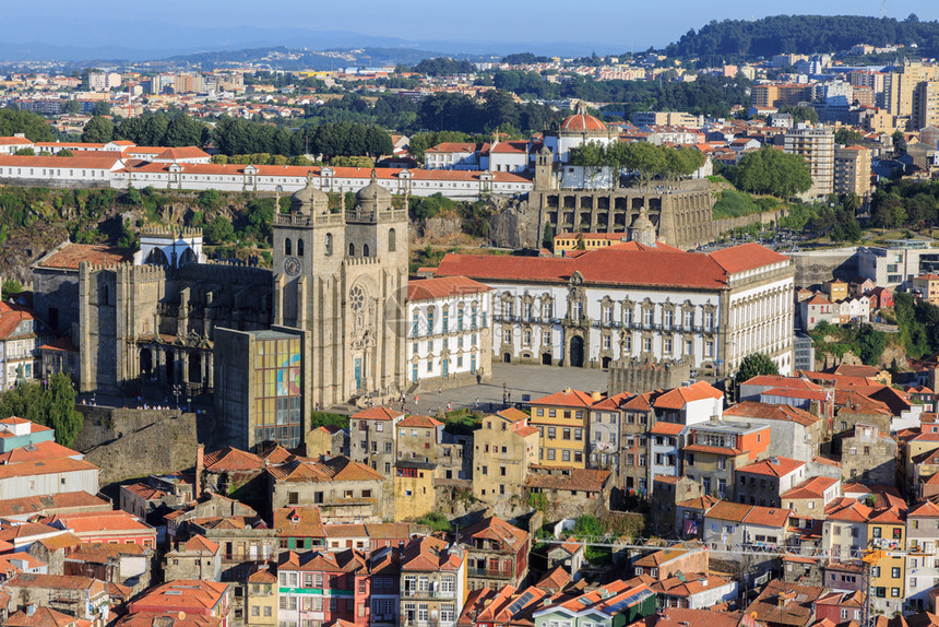 旅行从葡萄牙CleligosTower看到波尔图历史中心空观察老的图片