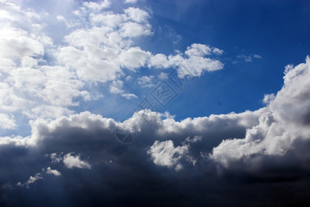 阳光蓬松的如画蓝色天空背景的简单美丽白云蓝天背景图片