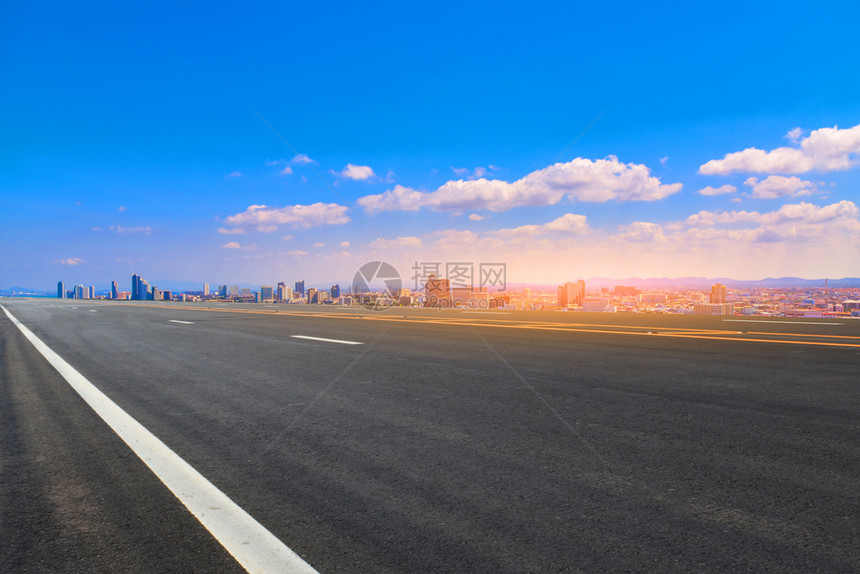 全景市中心城蓝天背景的色空高速公路图片