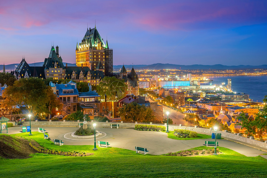 城市景观加拿大人丰富多彩的魁北克市与加拿大圣劳伦斯河之间天际线的全景图片
