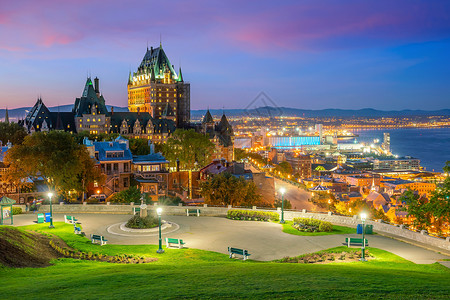 城市景观加拿大人丰富多彩的魁北克市与加拿大圣劳伦斯河之间天际线的全景背景图片