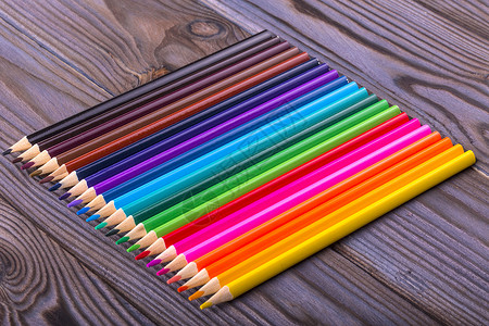 木背景上的彩色铅笔图片