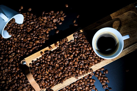 浓咖啡和散落的咖啡豆背景图片