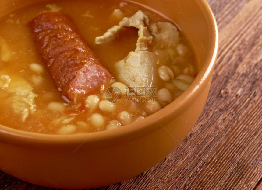 沙锅Fabadaasturiana经常被简单称为fabada来自阿斯图里亚地区的西班牙豆汤摄影传统图片