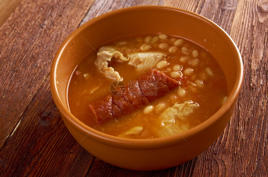 勺子传统的美食Fabadaasturiana经常被简单称为fabada来自阿斯图里亚地区的西班牙豆汤图片