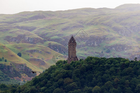 国民长焦王在斯特林地区的华莱士纪念碑苏格兰风景是鸟苍蝇图片