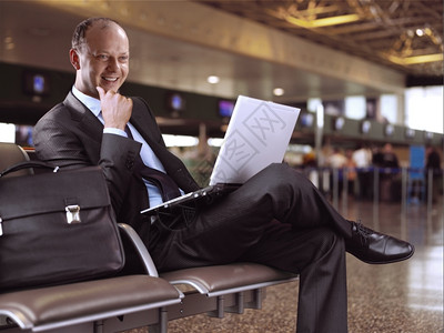 谁行政人员商业在机场的座位上坐着男人图片