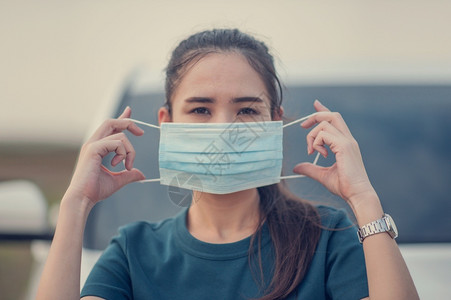 手拿口罩的青年女性图片