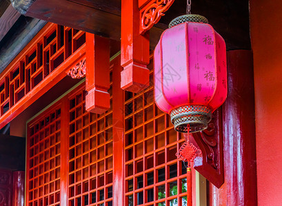 传统建筑悬挂的红灯笼图片