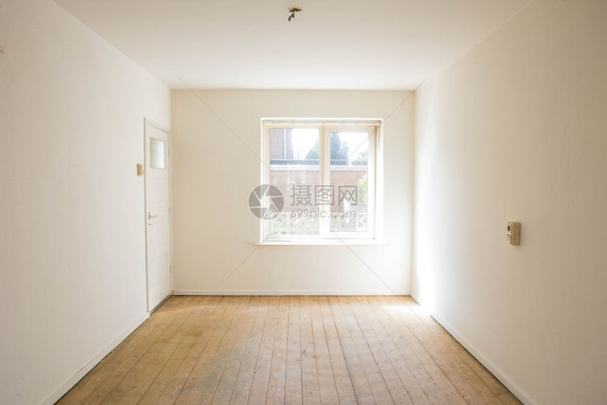 材料干净的真实装修前铺有木镶地板的空荡白色房间装修前铺有木镶地板的旧空荡白色房间图片