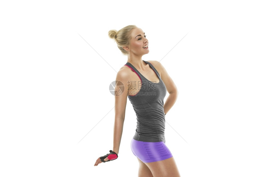 身体迷人的运动快乐年轻金发女美身着一具合的材手放在臀部上露出她的感肌肉生理发达短裤图片
