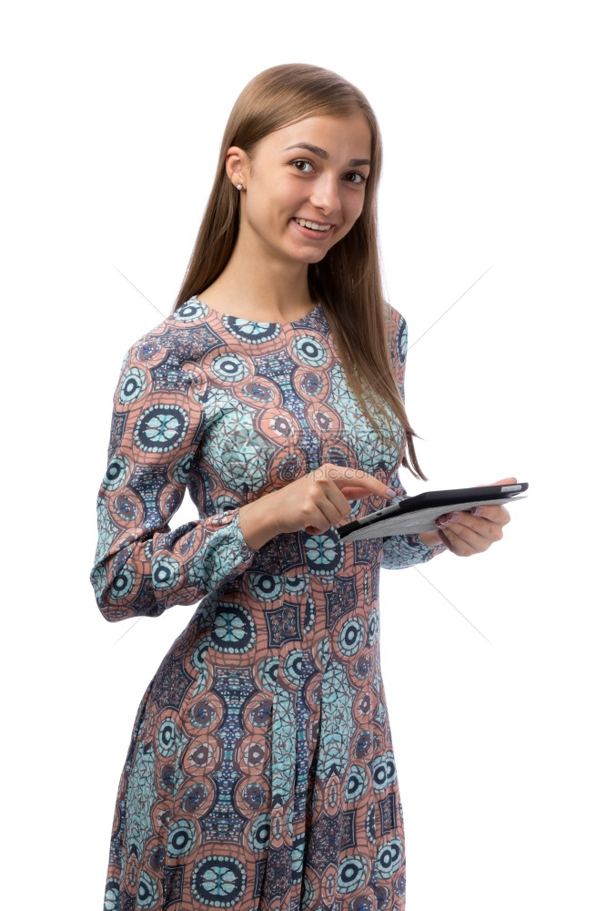 电子的漂亮触摸板在工作室的平电脑里微笑着美丽的女孩孤立在白色背景上图片