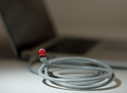 欣德斯特伦电的金属丝带有未连接的Eepernet电缆的膝上型脑对rj45插件的狭隘关注数字背景