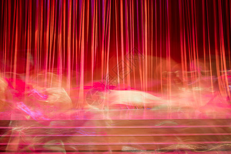 名声值得注意的红窗帘和表演者在剧院舞台上运动的红窗帘入口图片