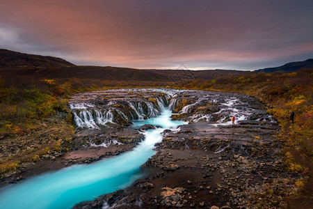 流动目的地日落与独特瀑布冰岛鲁尔福斯著名的图片