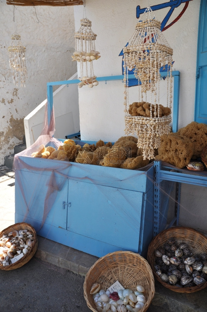 美丽海滨希腊卡林诺斯岛典型的纪念品店有希腊卡林诺斯岛海绵和贝壳手工制作的图片