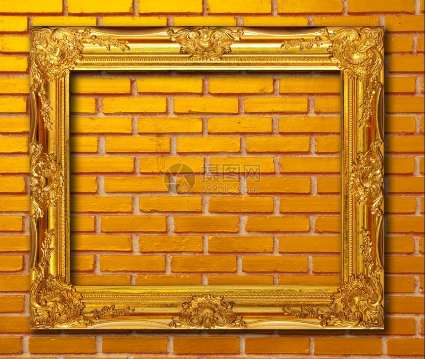 砖墙上的金框装饰里面图片