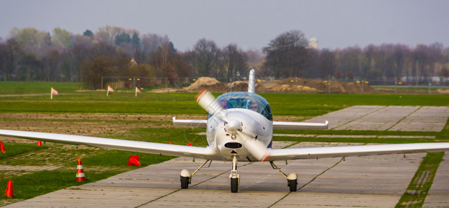 螺旋桨特技飞机在跑道上紧闭着陆娱乐体育和爱好空中运输背景等活动空气航图片