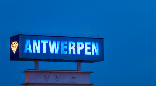 在比利时Antwerp晚上亮起的标志柱写着安特卫普点亮镇横幅图片