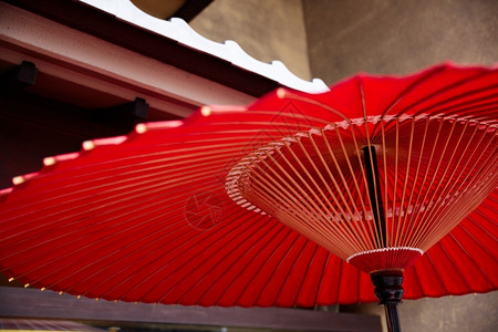 亚洲人日本文化中的红手工制纸伞遮阳板日本人图片