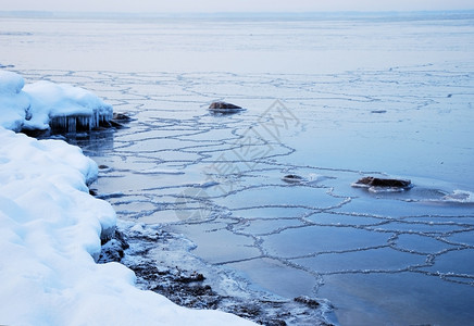 冷冻冰海岸的岩石寒景观高清图片