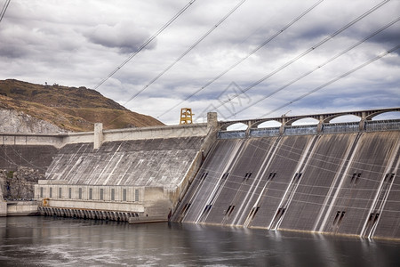迈向强国溢洪道团结的颜色大库莱坝是华盛顿州哥伦比亚河上一个重力水坝是美国最大的发电设施193年至42建造了两座发电厂最初建于193年至4背景