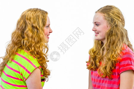 两个caucasian十几岁的少女笑着看对方欣赏友谊接触图片