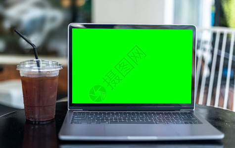 互联网办公室桌面咖啡店木制办公桌如背景绿色屏幕上装填空的笔记本电脑与咖啡隔绝图片