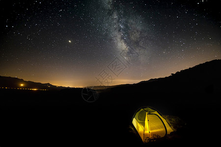 安卓星星素材银河中的黄色露营帐篷背景