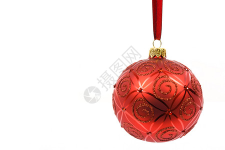 传统的目完美而理想红色玻璃圣诞舞会挂在红丝带上白色背景特写单身的图片