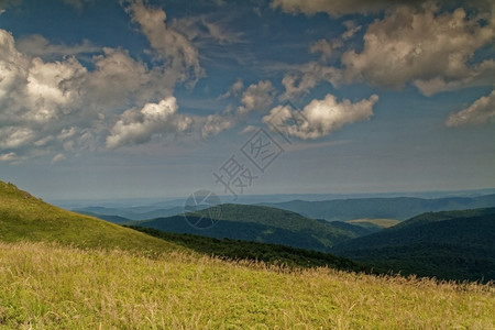 别扎迪高的波兰夏季Bieszczady山峰宽广对遥远的山峰看得模糊卧式背景图片