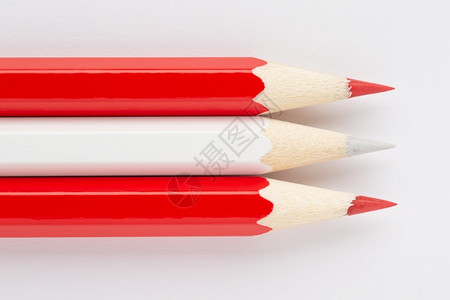 木制的学校白色背景彩木制铅笔成的白色背景彩木制铅笔成的自豪图片