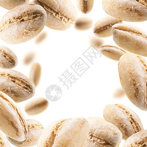 珍珠大麦漂浮在白色背景上珍珠大麦飘浮在白色背景上干燥小麦早餐图片