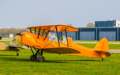 空降新的机场停靠橙色特技飞机杂行和极端爱好单翼飞机图片