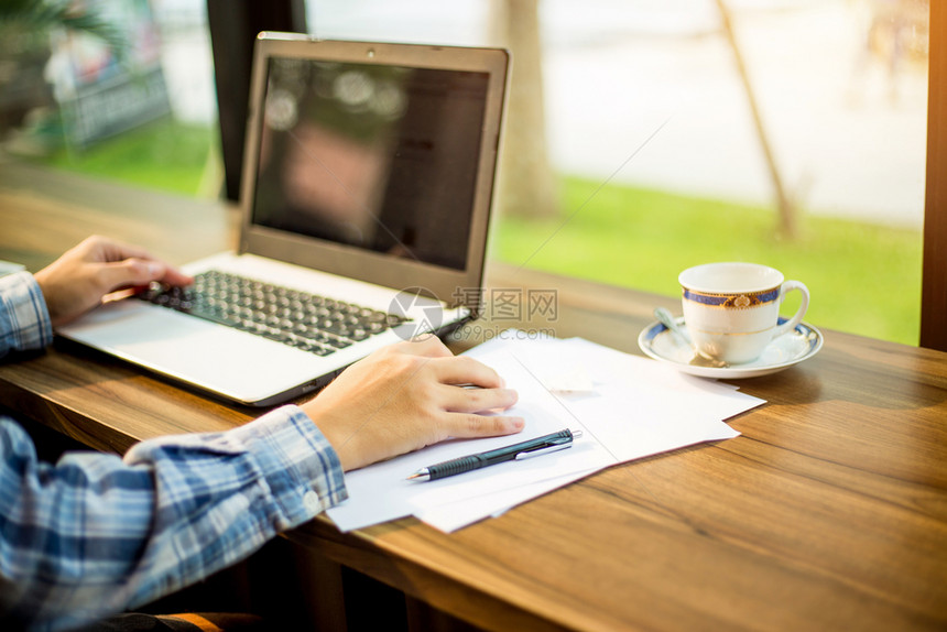 社会的现代在咖啡店像背景一样使用笔记本电脑的商人近距离查封业家自由职者图片