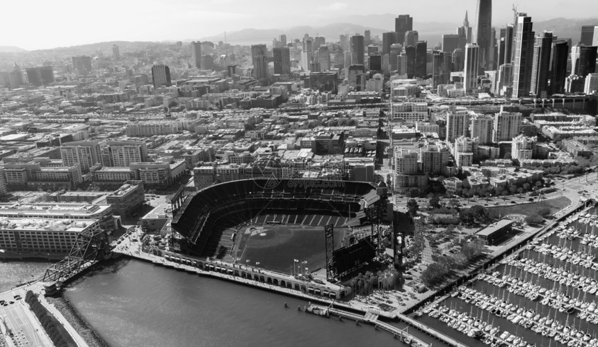 联盟地标旧金山天空线的中景象在美丽的阳光明媚夏日照着旧金山天空线的中景象上体育场图片