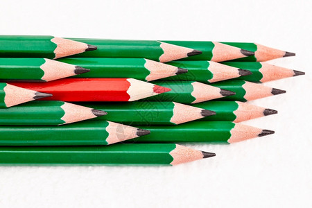 绿色铅笔中的红色铅笔背景图片
