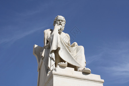 古希腊哲学家旅行座位蓝色的希腊雅典学院外古哲学家苏格拉底的古希腊代哲学家新典雕像背景