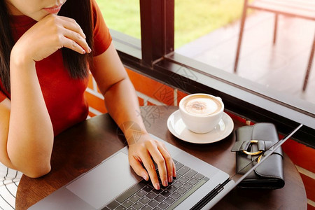 屏幕女沟通妇用手在笔记本电脑键盘上打字在办公室工作的妇女图片