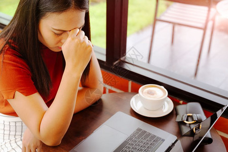 人们妇女长时间在笔记本电脑上工作后疲劳女孩在职的图片