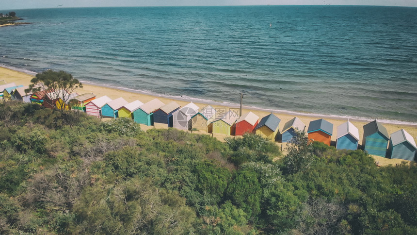 丰富多彩的BrightonBeachBoxes澳大利亚维多州冬季空中全景黄色的夏天图片