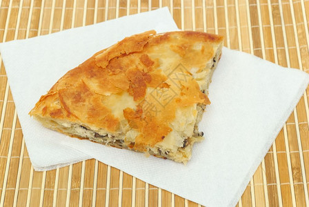 希腊酥脆玉米饼或馅奶酪和蘑菇在纸的储物柜上传统图片