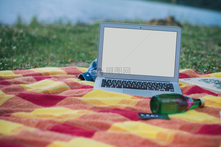 一台笔记本电脑在多彩背景上用白色屏幕进行适合自由职业者工作插图移动的为了监视器图片