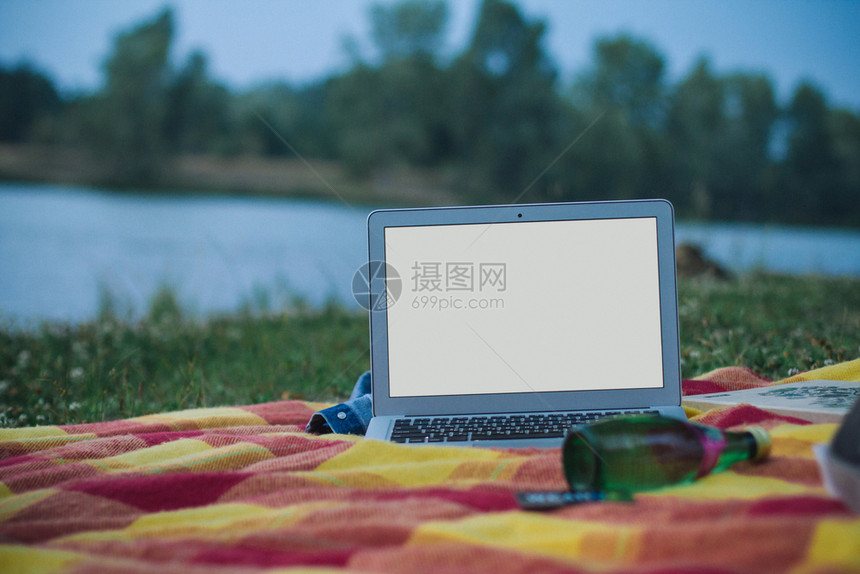 夏天户外一台笔记本电脑在多彩背景上用白色屏幕进行适合自由职业者工作插图女士图片