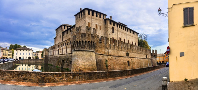 意大利城堡罗卡圣维塔莱德丰内拉托旅游城市的高清图片