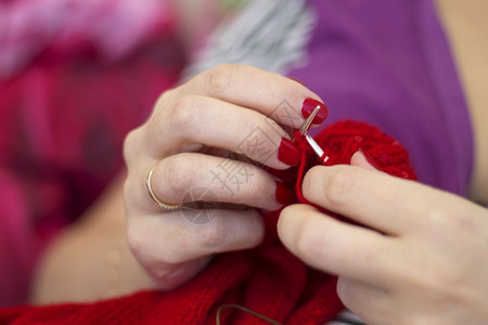女士手工制作的美利奴羊毛成年女用编织针毛衣室内天然羊毛线的红色衣图片