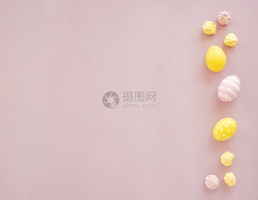 传统的带甜食桌彩色东方鸡蛋红的白图片
