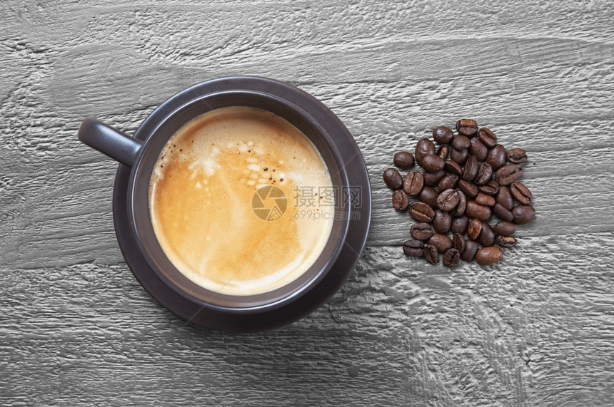 卡布奇诺咖啡杯和木制土背景的豆子优质热图片