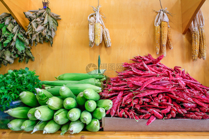 为了葡萄牙大量红波列托豆和玉米可作为蔬菜在市场上销售有品位的图片